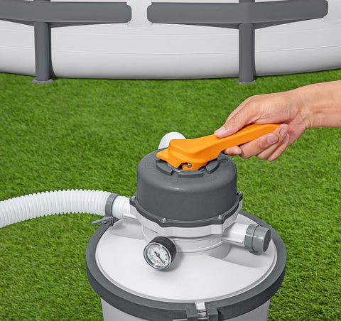 Bestway Flowclear sand filter pump for above-ground pools – front view
Pool pump with strainer basket and clamp system – Model 58516
Above-ground pool filter pump system in use with pool setup