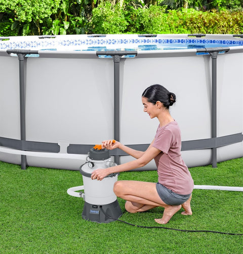 Bestway Flowclear sand filter pump for above-ground pools – front view
Pool pump with strainer basket and clamp system – Model 58516
Above-ground pool filter pump system in use with pool setup