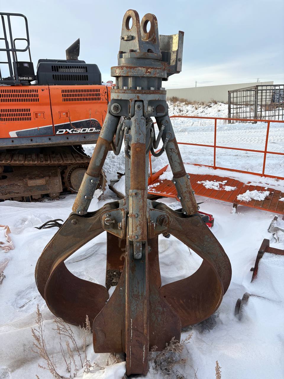 Liebherr 1.0 CY Orange Peel Grapple – Like New – Heavy Duty Scrap Grapple - with | Sold by Uncle Wiener's Wholesale