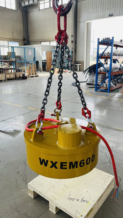 Heavy-duty yellow electric lifting magnet suspended by chains
Battery-powered scrap metal electromagnet 12V/24V industrial grade
Excavator lifting scrap metal with 23.6-inch and 40-inch electric magnet