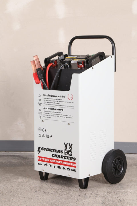 220V battery booster with wheels and handle ��� Model F3500A
Quick start charger for 12V and 24V truck batteries
Heavy-duty battery booster with air cooling
Front panel view of F3500A booster c