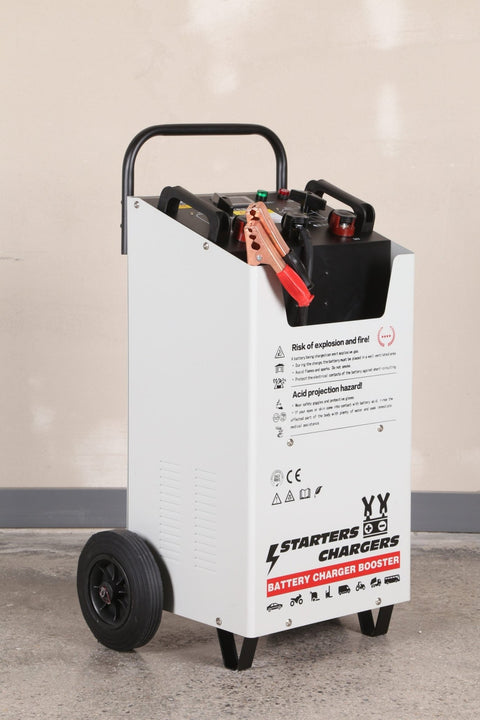 220V battery booster with wheels and handle ��� Model F3500A
Quick start charger for 12V and 24V truck batteries
Heavy-duty battery booster with air cooling
Front panel view of F3500A booster c