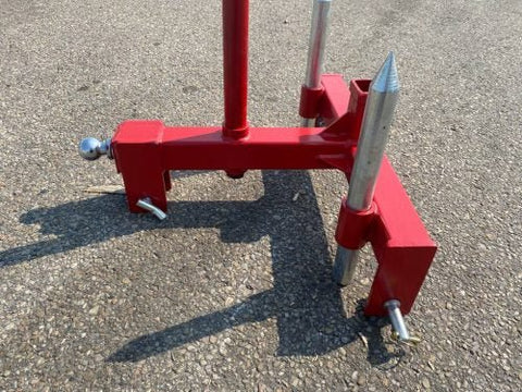 Red 3-point gooseneck hitch with bale spear mount
Tractor trailer hitch attachment with hay spear slots
Reinforced hitch frame for Conus 2 and Conus 1 spear placement
3-point trailer hitch attachment mounted on tractor
Spear holes and 2β trailer receiver on attachment frame