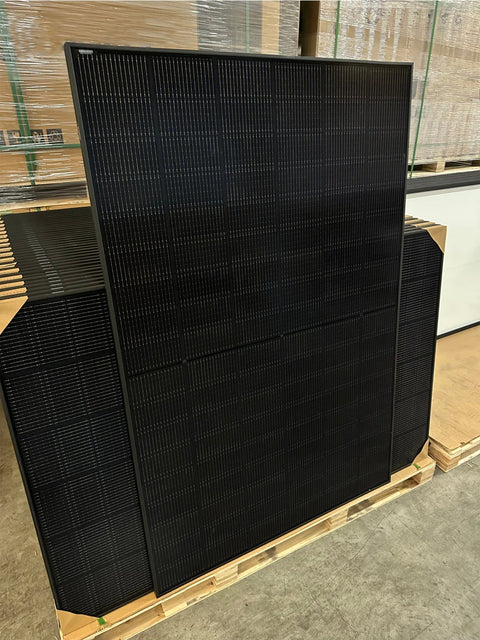 Front view of 440W bifacial solar panel with dual glass
All-black high-efficiency solar panel for residential rooftops
440W solar panel with monocrystalline silicon cells
Bifacial solar panel with MC4 connectors
Backside view of dual glass solar module for off-grid use