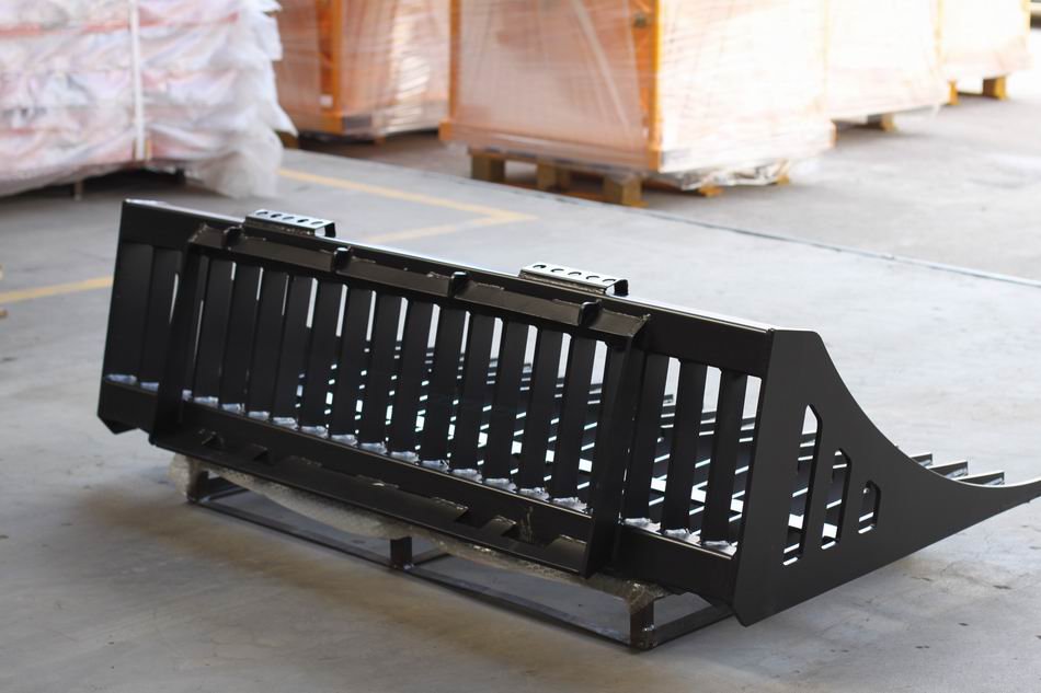 Heavy-duty skid steer skeleton rock bucket – front angled view
Close-up of reinforced steel tines and grapple mounts
84” rock bucket on skid steer in yard cleanup
Side view of skeleton-style skid loader bucket
Multiple bucket sizes displayed on gravel lot