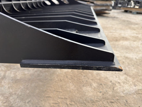 72" hydraulic grapple bucket on skid steer
Skid steer rock grapple front view
Close-up of grapple teeth and hoses
Dual-cylinder grapple open position
Grapple attachment lifting heavy debris