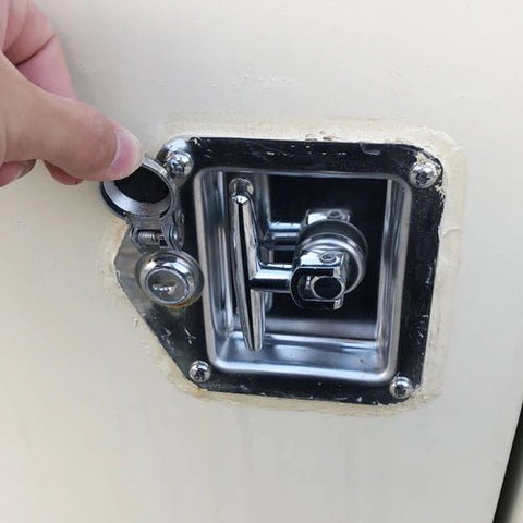 Gray 7FT steel office container with side door and windows
Interior view of 12FT jobsite office sea container
Office container unit with swing door and locking system
Plywood flooring inside portable office container
Security window with locking bar on steel sea container