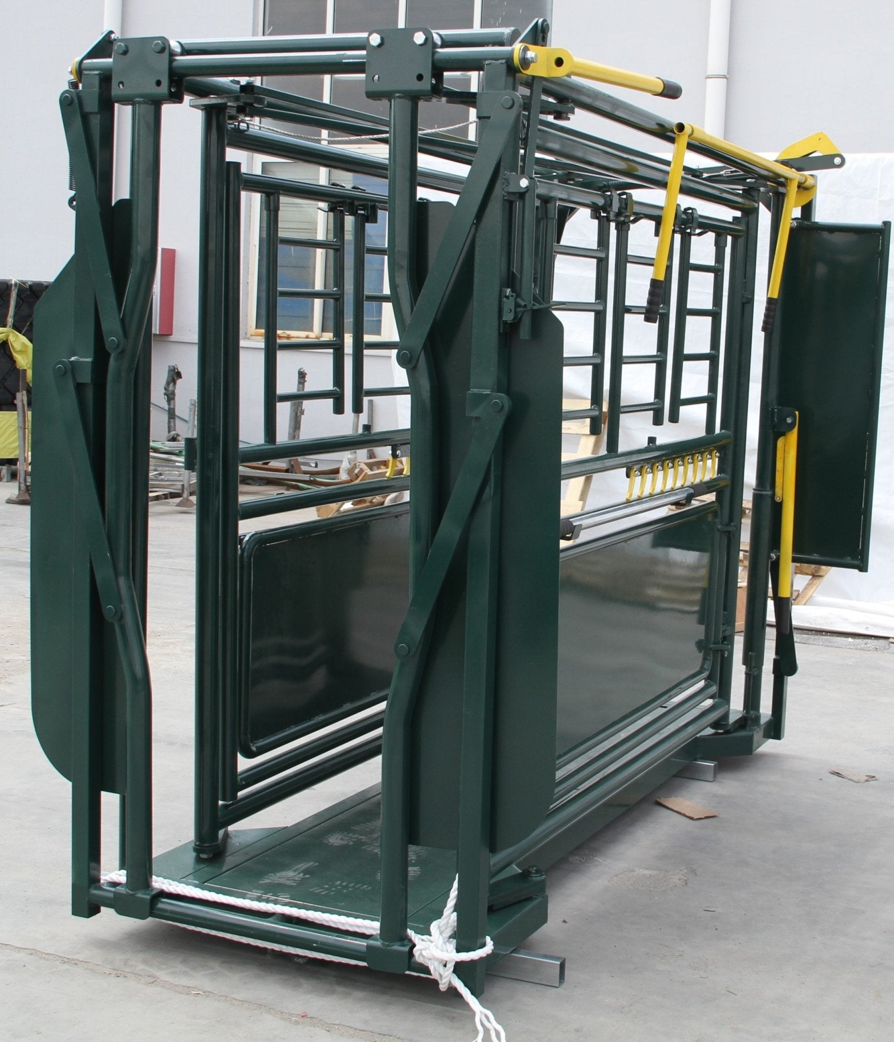 Livestock Cattle Squeeze Chute – Heavy-Duty Manual Headgate Model