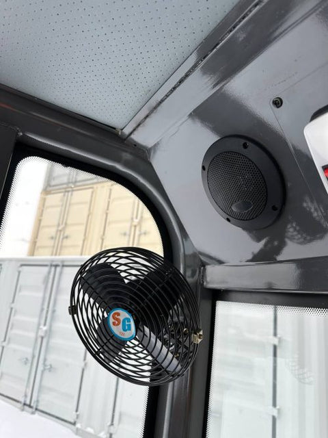 CanLift EREL10 electric wheel loader side view
Red electric wheel loader lifting materials
Bobcat-style quick hitch on CanLift loader
72V battery electric loader in warehouse
Heavy-duty compact loader with bucket attachment