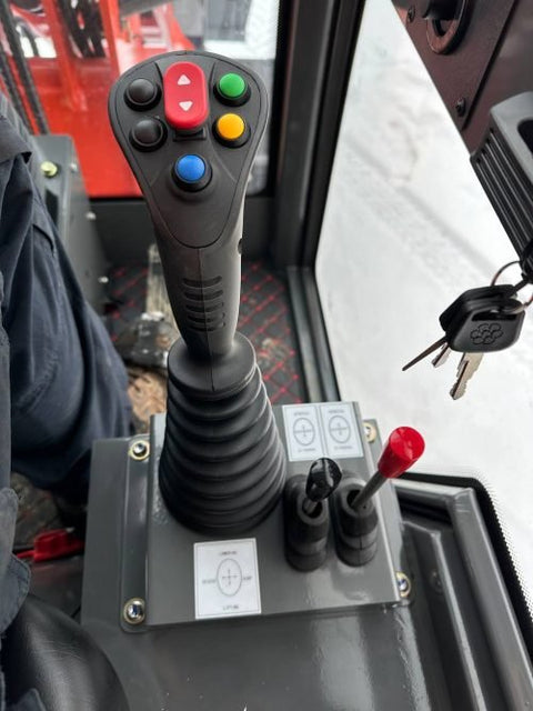 CanLift EREL10 electric wheel loader side view
Red electric wheel loader lifting materials
Bobcat-style quick hitch on CanLift loader
72V battery electric loader in warehouse
Heavy-duty compact loader with bucket attachment