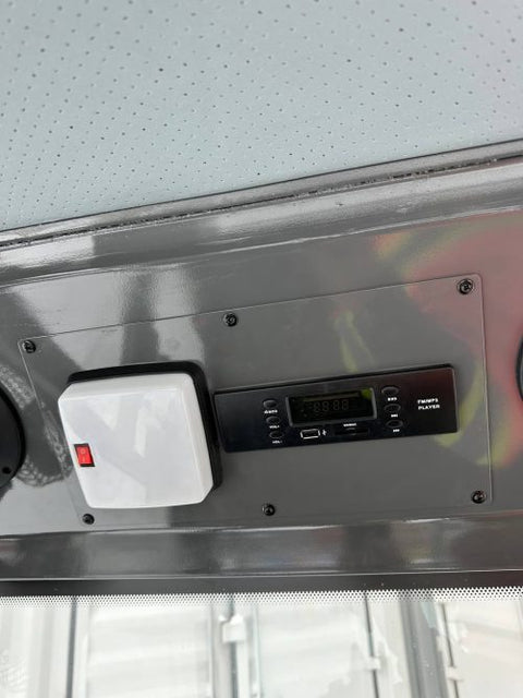 CanLift EREL10 electric wheel loader side view
Red electric wheel loader lifting materials
Bobcat-style quick hitch on CanLift loader
72V battery electric loader in warehouse
Heavy-duty compact loader with bucket attachment