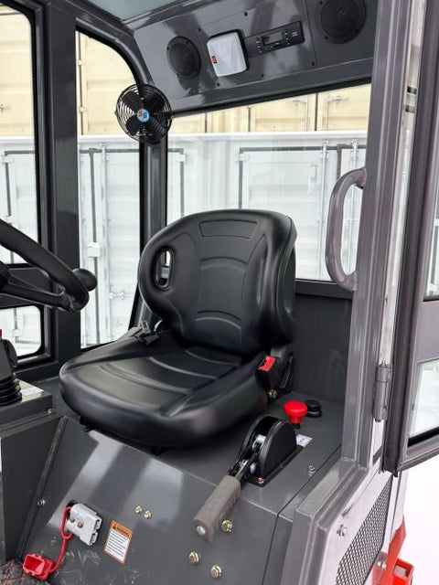 CanLift EREL10 electric wheel loader side view
Red electric wheel loader lifting materials
Bobcat-style quick hitch on CanLift loader
72V battery electric loader in warehouse
Heavy-duty compact loader with bucket attachment