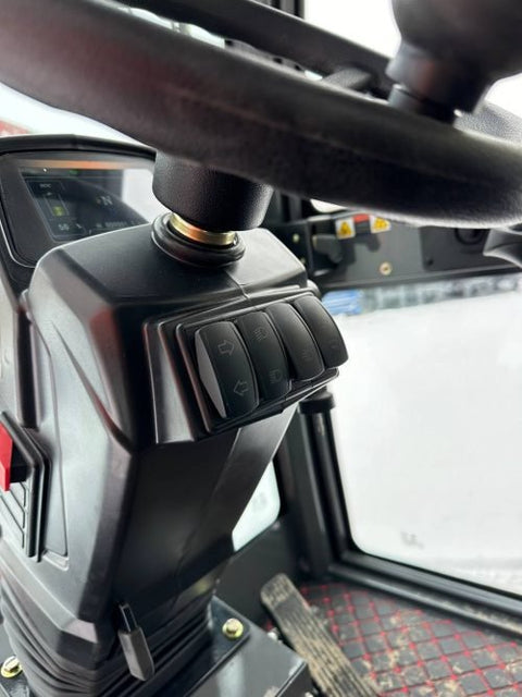 CanLift EREL10 electric wheel loader side view
Red electric wheel loader lifting materials
Bobcat-style quick hitch on CanLift loader
72V battery electric loader in warehouse
Heavy-duty compact loader with bucket attachment