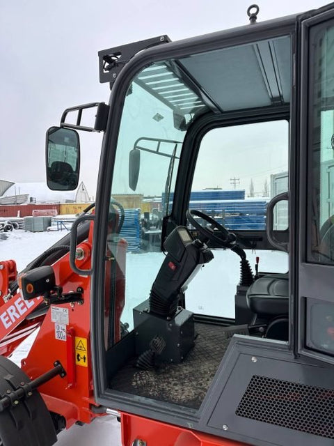 CanLift EREL10 electric wheel loader side view
Red electric wheel loader lifting materials
Bobcat-style quick hitch on CanLift loader
72V battery electric loader in warehouse
Heavy-duty compact loader with bucket attachment