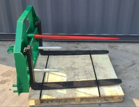 John Deere Euro Global 2-in-1 hay spear and pallet fork combo in use
Front view of the green hay spear attachment
Close-up of pallet fork mount
Forklift-style prongs on John Deere combo attachment
Side view of the detachable hay spear