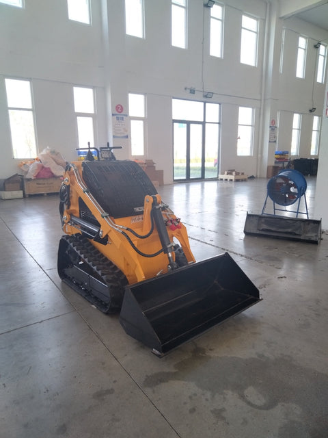 “T380 compact skid steer loader with rubber tracks”
“T460 mini tracked loader for landscaping and excavation”
“Heavy-duty skid steer with universal quick attach plate”
“Tracked compact construction loader in yellow”