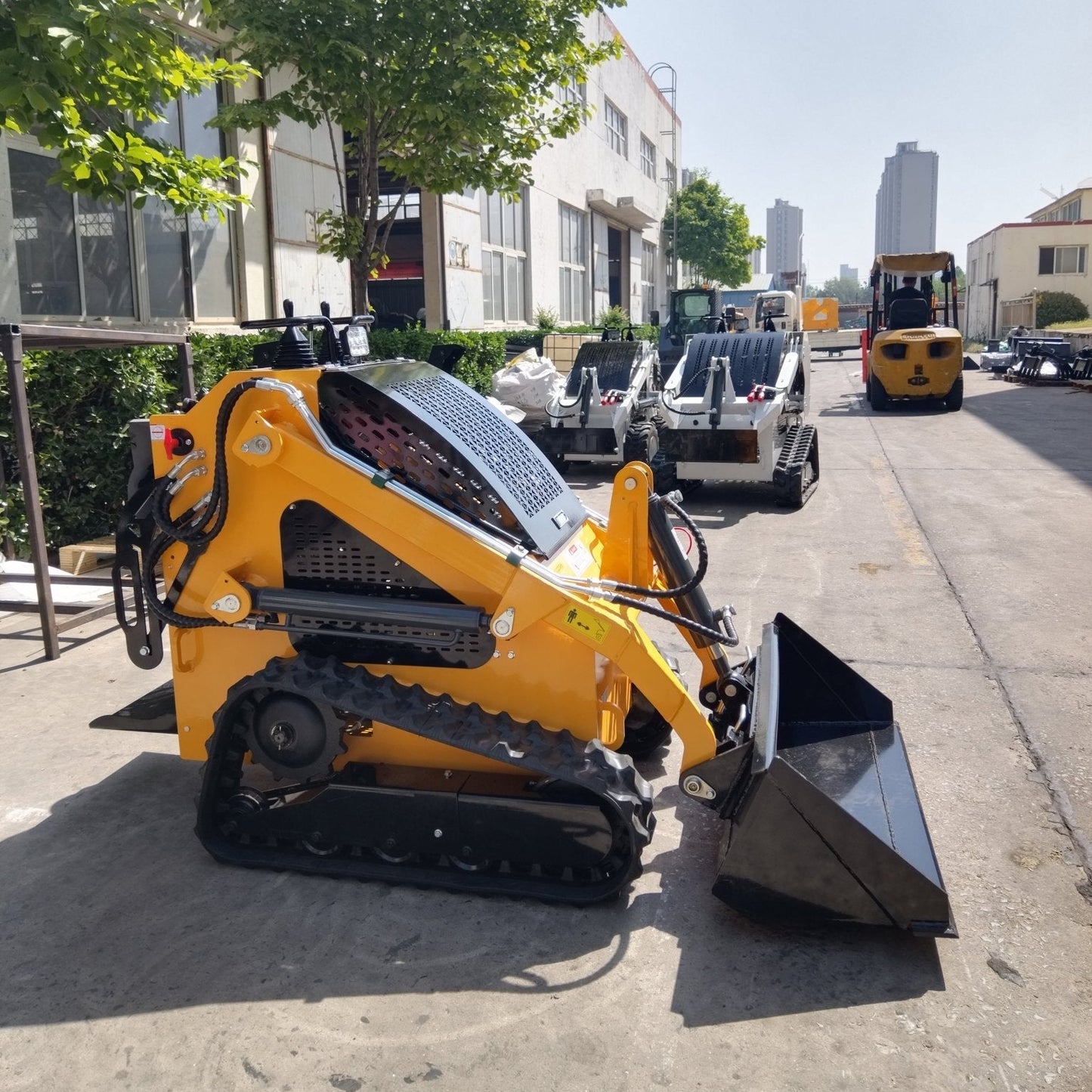 “T380 compact skid steer loader with rubber tracks”
“T460 mini tracked loader for landscaping and excavation”
“Heavy-duty skid steer with universal quick attach plate”
“Tracked compact construction loader in yellow”
