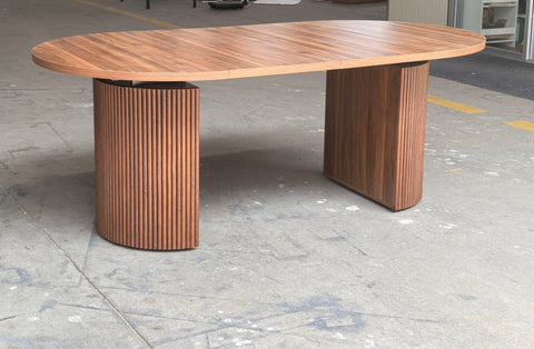 Reeded extendable dining table in a modern kitchen
Close-up of woodgrain tabletop texture
Side view showing the table expansion mechanism
Modern farmhouse dining table in retracted state
Seating for 4–8 guests with expandable design