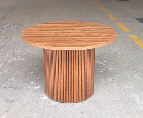 Reeded extendable dining table in a modern kitchen
Close-up of woodgrain tabletop texture
Side view showing the table expansion mechanism
Modern farmhouse dining table in retracted state
Seating for 4–8 guests with expandable design