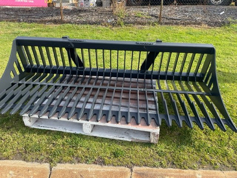 John Deere Global Euro rock bucket front view
Heavy-duty 96 inch tractor rock bucket attachment
Global Euro tractor rock bucket handling large debris
Side view of reinforced rock bucket for tractors
Rock bucket attachment for land clearing