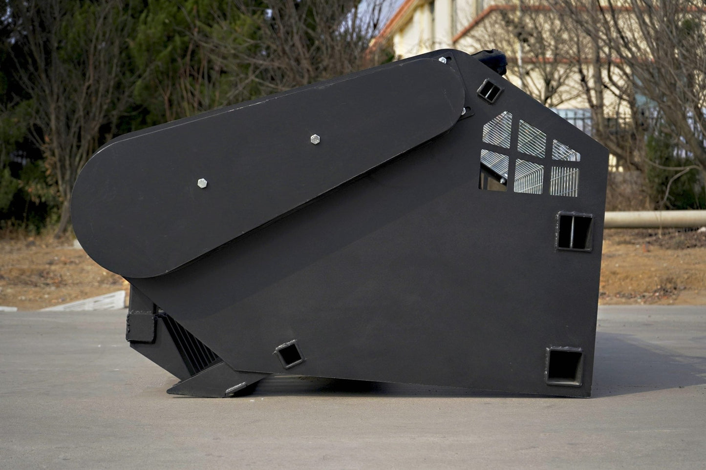 Skid steer rock screening bucket with 3.5-inch tine spacing
Bucket in use on a construction site
Top view of screening grid and rock separation
Side profile of mounted picker bucket
Black and gray job site rock screening attachment