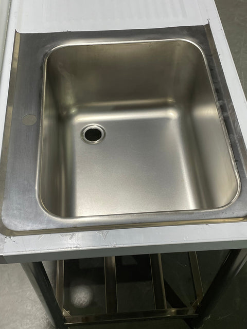 Stainless steel sink with right drainboard and backsplash
Freestanding commercial sink for food prep
Single bowl kitchen sink with undershelf
Heavy-duty stainless sink station front view
Restaurant-grade sink unit with drainboard