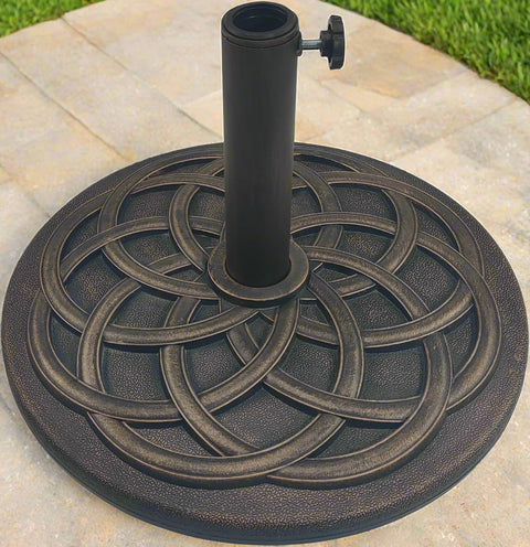 T&Jero 29 lb round bronze umbrella base with steel stem – top view
Umbrella base on patio – HDPE with sunflower pattern design
Pre-filled umbrella base with adjustable tightening knob – fits 1.5 to 2 inch poles
Bronze cast iron style HDPE base – outdoor market table umbrella stand