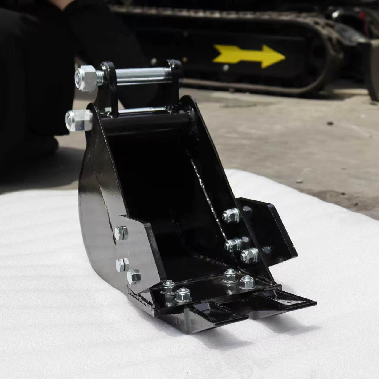 8" Mini Skid Steer Narrow Tooth Bucket Attachment for Trenching, Digging & Tight Access Work MB200T - with | Sold by Uncle Wiener's Wholesale