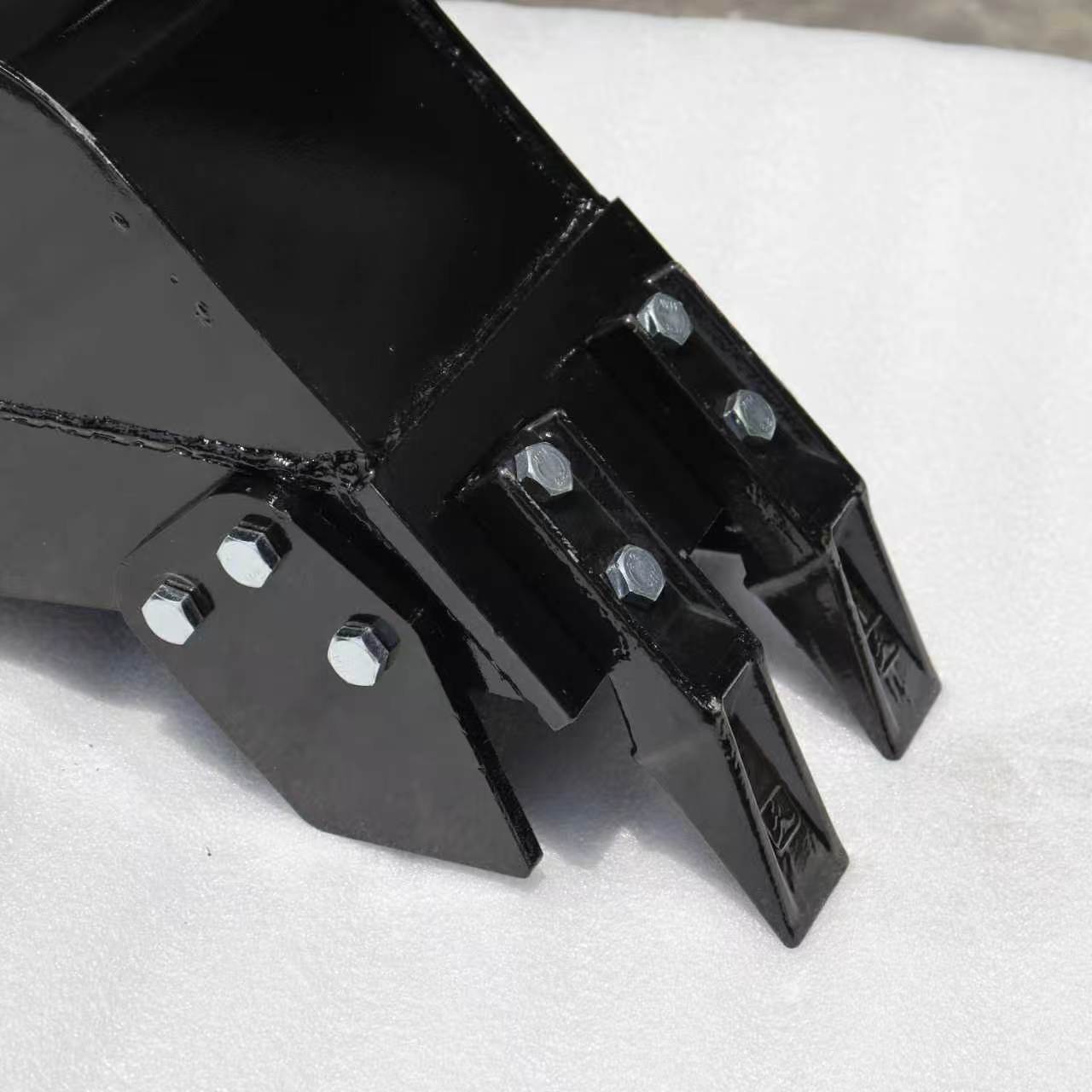8" Mini Skid Steer Narrow Tooth Bucket Attachment for Trenching, Digging & Tight Access Work MB200T - with | Sold by Uncle Wiener's Wholesale