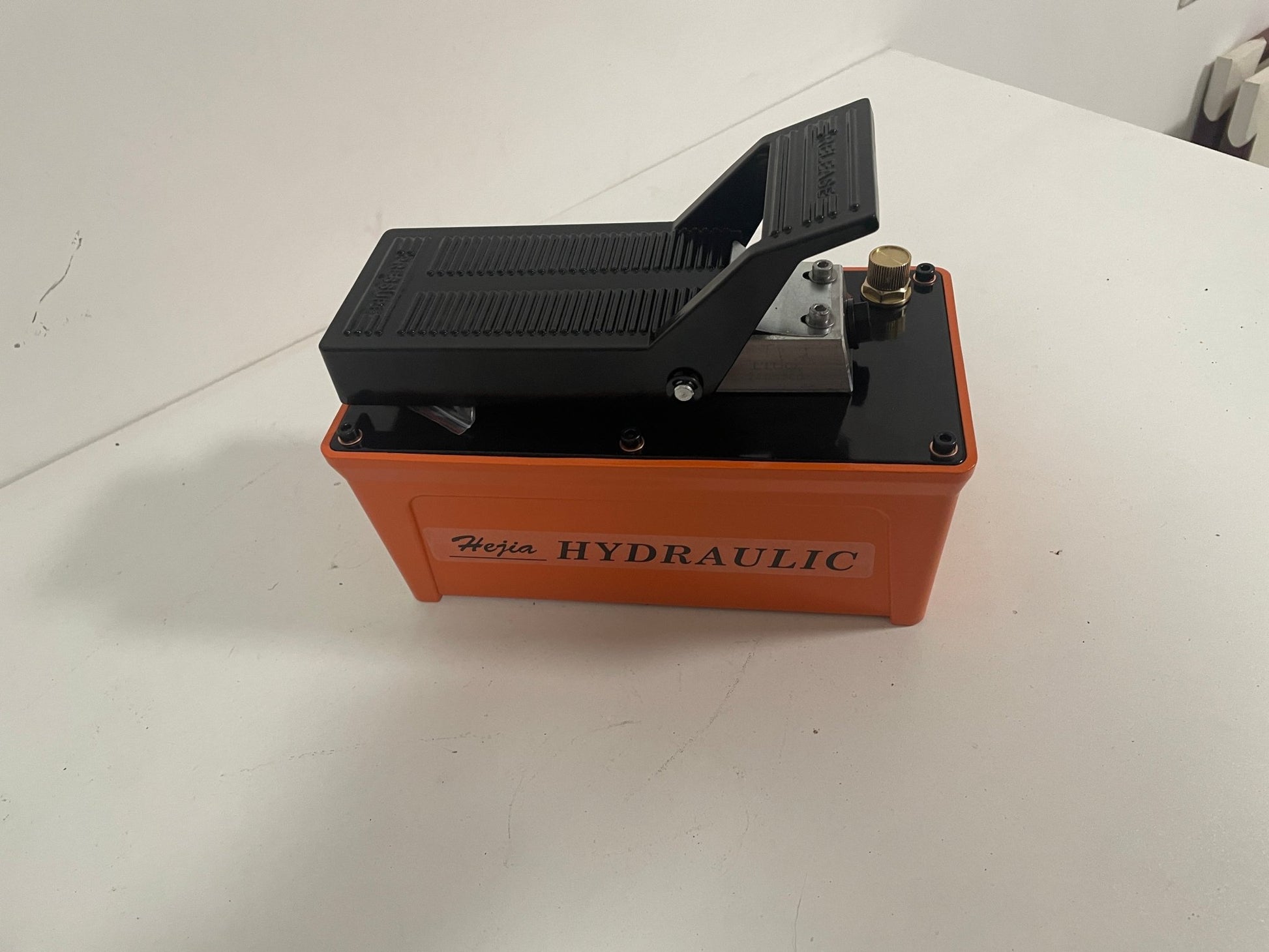 Air Hydraulic Foot Pump 10,000 PSI – Single Acting, 1.6L Tank Capacity, 1/4" NPT Air Inlet AHP42628 - with | Sold by Uncle Wiener's Wholesale