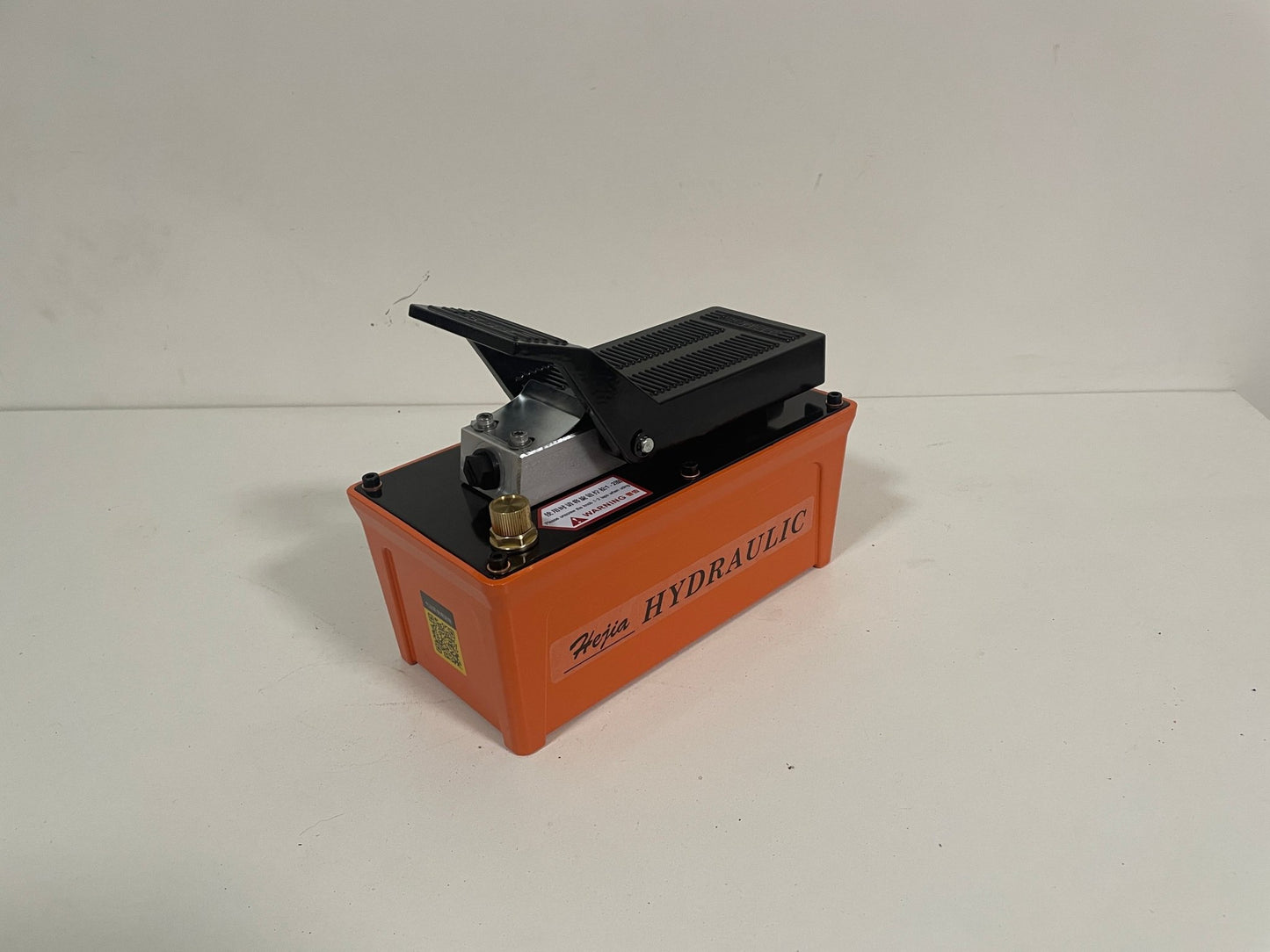 Air Hydraulic Foot Pump 10,000 PSI – Single Acting, 1.6L Tank Capacity, 1/4" NPT Air Inlet AHP42628 - with | Sold by Uncle Wiener's Wholesale