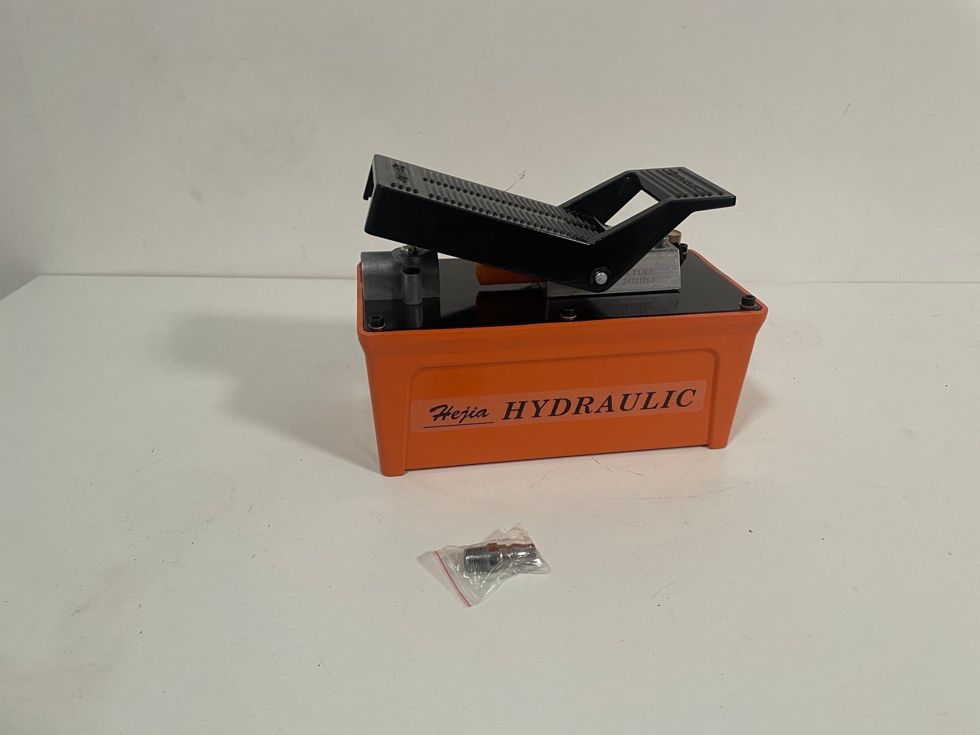 Air Hydraulic Foot Pump 10,000 PSI – Single Acting, 1.6L Tank Capacity, 1/4" NPT Air Inlet AHP42628 - with | Sold by Uncle Wiener's Wholesale