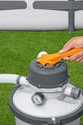 Bestway Flowclear sand filter pump for above-ground pools – front view
Pool pump with strainer basket and clamp system – Model 58516
Above-ground pool filter pump system in use with pool setup