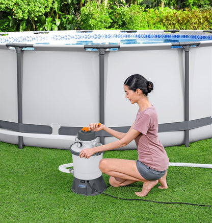 Bestway Flowclear sand filter pump for above-ground pools – front view
Pool pump with strainer basket and clamp system – Model 58516
Above-ground pool filter pump system in use with pool setup