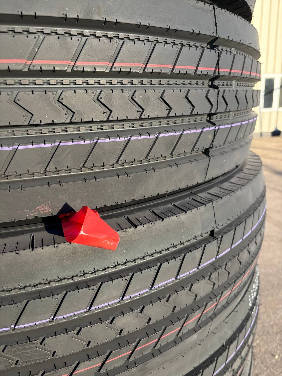 Commercial Truck & Bus Tires – DOT Approved TBR, 11R22.5, 295/75R22.5, 11R24.5 by Kapsen & Zwart - TBR (Truck & Bus Radial) Commercial Tire with ZWARTH DRIVE OPEN 777 18 PLY | Sold by Uncle Wiener's Wholesale