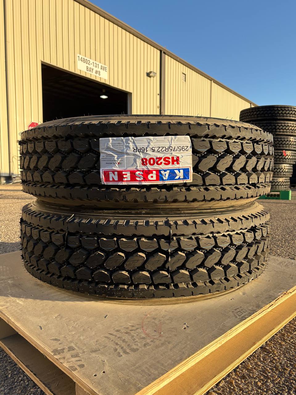 Commercial Truck & Bus Tires – DOT Approved TBR, 11R22.5, 295/75R22.5, 11R24.5 by Kapsen & Zwart - TBR (Truck & Bus Radial) Commercial Tire with KAPSEN DRIVE CLOSED HS208 | Sold by Uncle Wiener's Wholesale