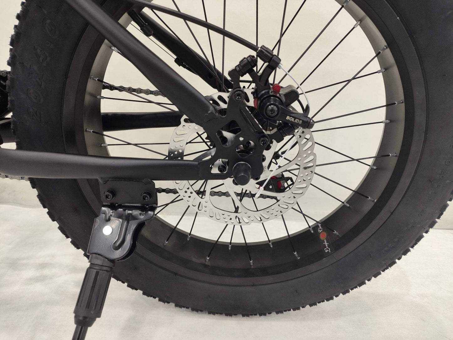 Deviant 20-inch fat tire off-road bike on the beach

Side view of 7-speed fat tire bike with disc brakes

Shimano derailleur on Deviant fat tire bike

Close-up of front disc brake and suspension fork

All-season fat tire bike on snow and gravel terrain