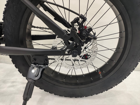 Deviant 20-inch fat tire off-road bike on the beach

Side view of 7-speed fat tire bike with disc brakes

Shimano derailleur on Deviant fat tire bike

Close-up of front disc brake and suspension fork

All-season fat tire bike on snow and gravel terrain