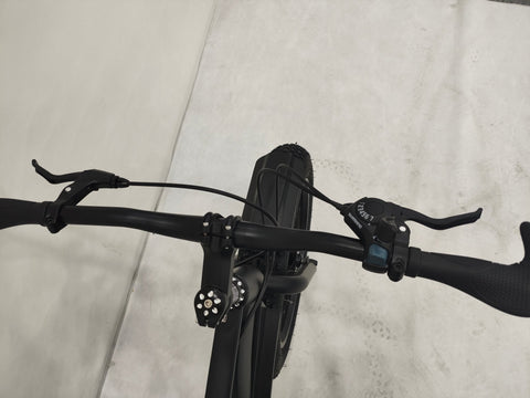 Deviant 20-inch fat tire off-road bike on the beach

Side view of 7-speed fat tire bike with disc brakes

Shimano derailleur on Deviant fat tire bike

Close-up of front disc brake and suspension fork

All-season fat tire bike on snow and gravel terrain