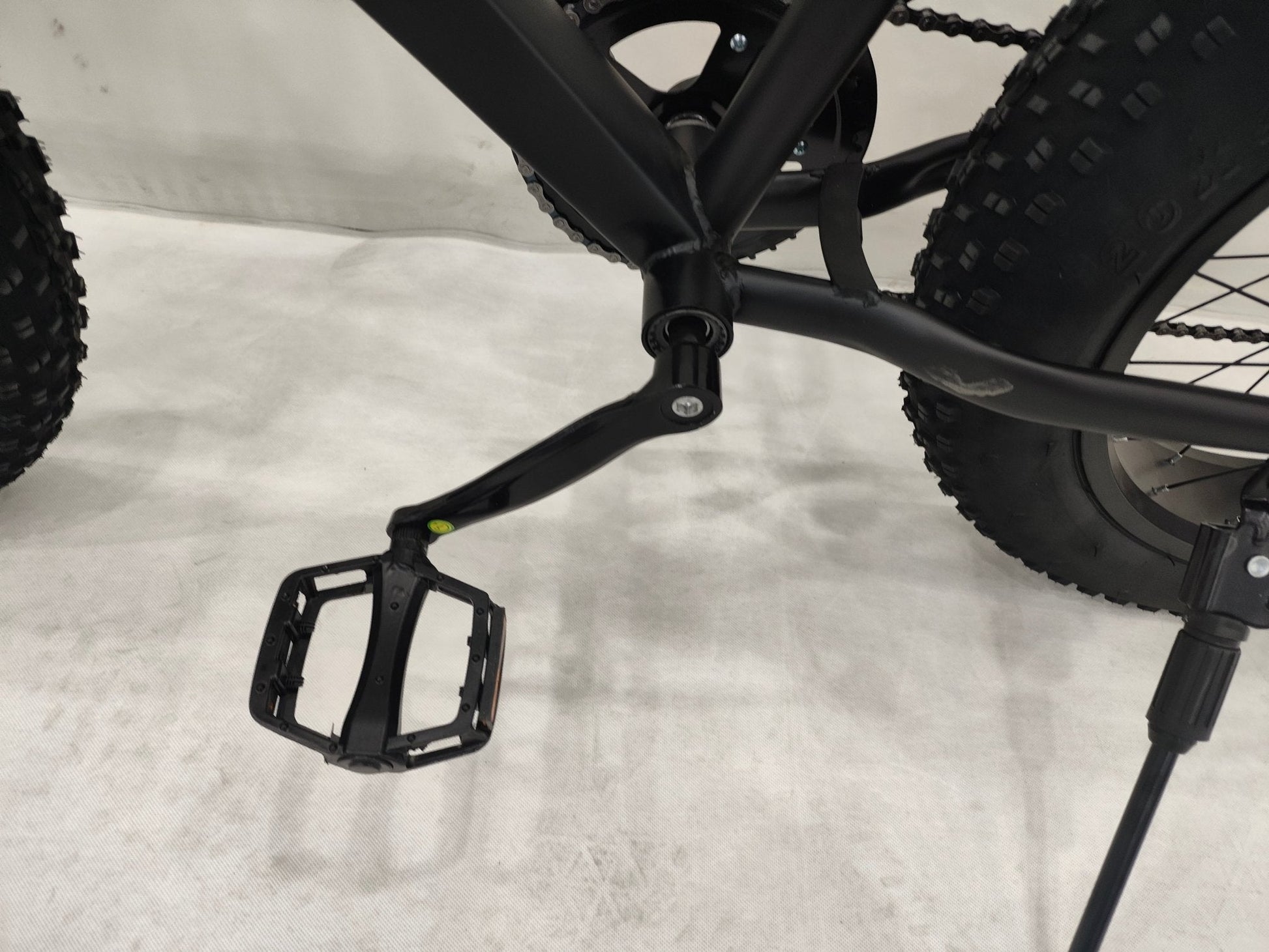 Deviant 20-inch fat tire off-road bike on the beach

Side view of 7-speed fat tire bike with disc brakes

Shimano derailleur on Deviant fat tire bike

Close-up of front disc brake and suspension fork

All-season fat tire bike on snow and gravel terrain