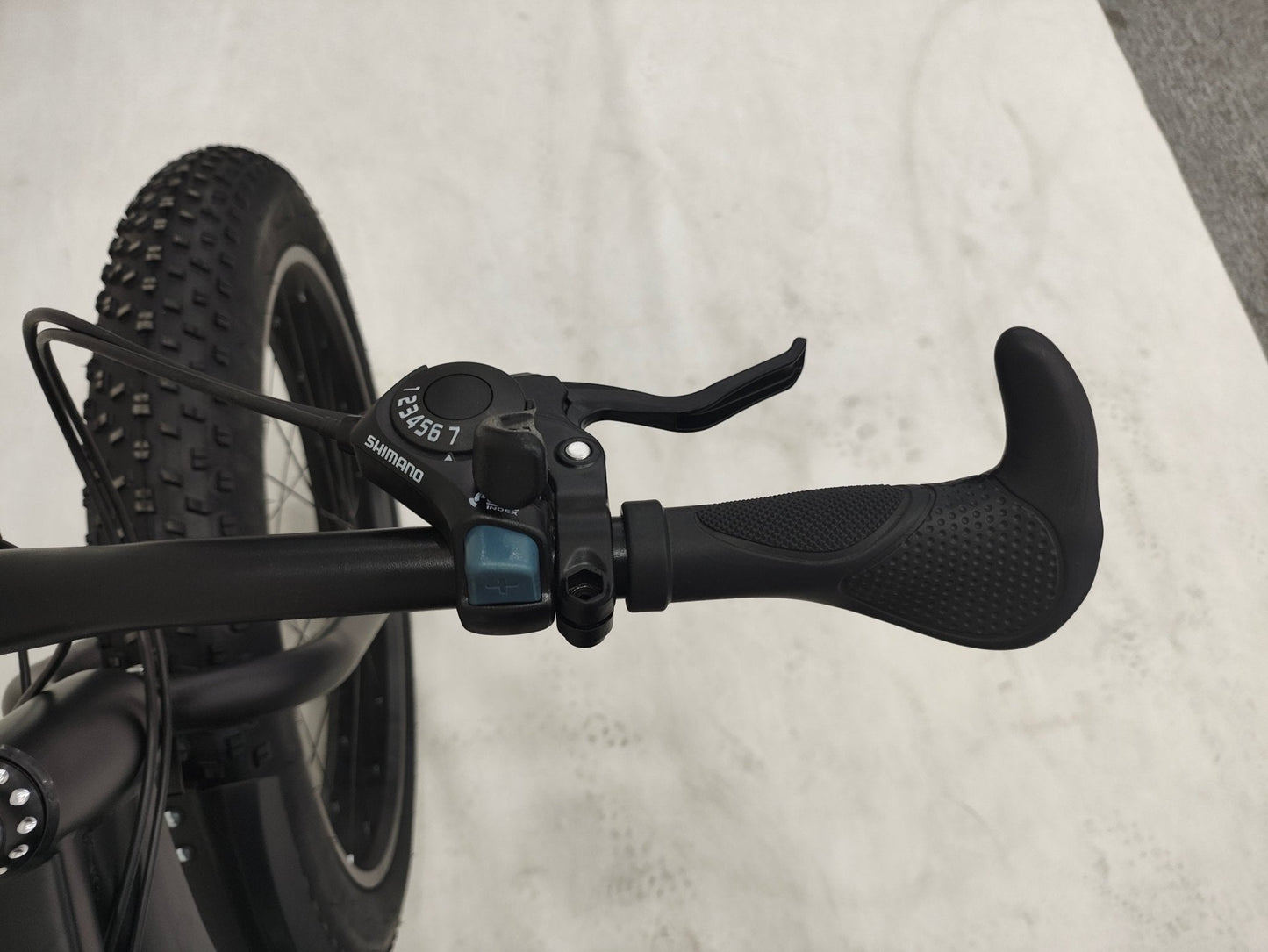 Deviant 26 inch fat tire bike side view on beach
Close-up of Shimano gear and disc brakes
All-terrain mountain bike with wide tires
Fat bike for snow, sand, and trails - Deviant 26 inch