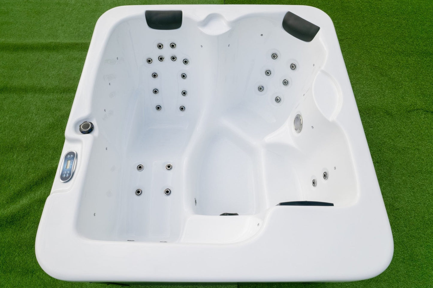 Easy-to-use digital control panel for outdoor hot tub settings
