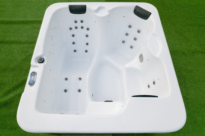 Easy-to-use digital control panel for outdoor hot tub settings