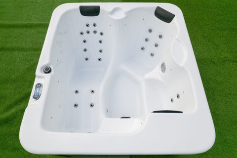 Easy-to-use digital control panel for outdoor hot tub settings