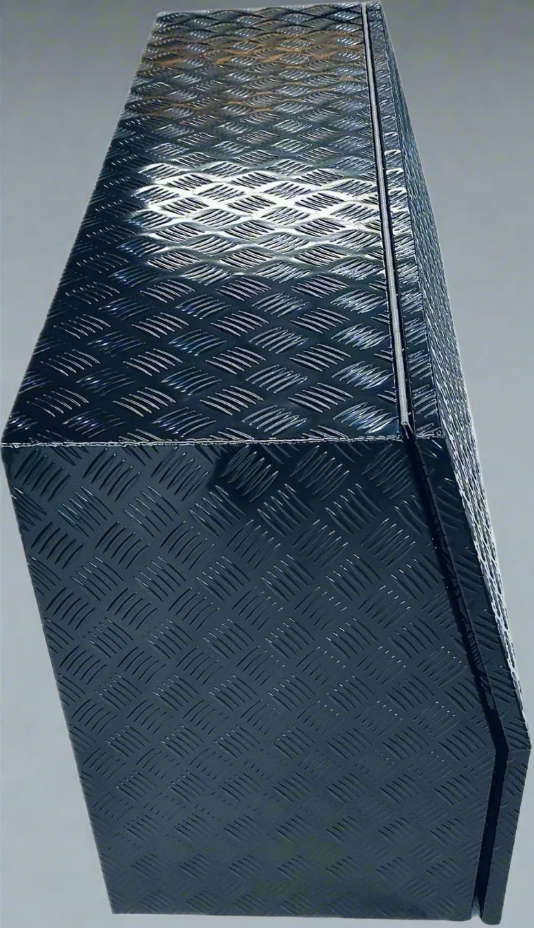 “Heavy-duty aluminum tool box with 5 lockable drawers”
• “Open lid tool box with gas strut lift and storage drawers”
• “Silver checker plate tool storage for trucks or trailers”