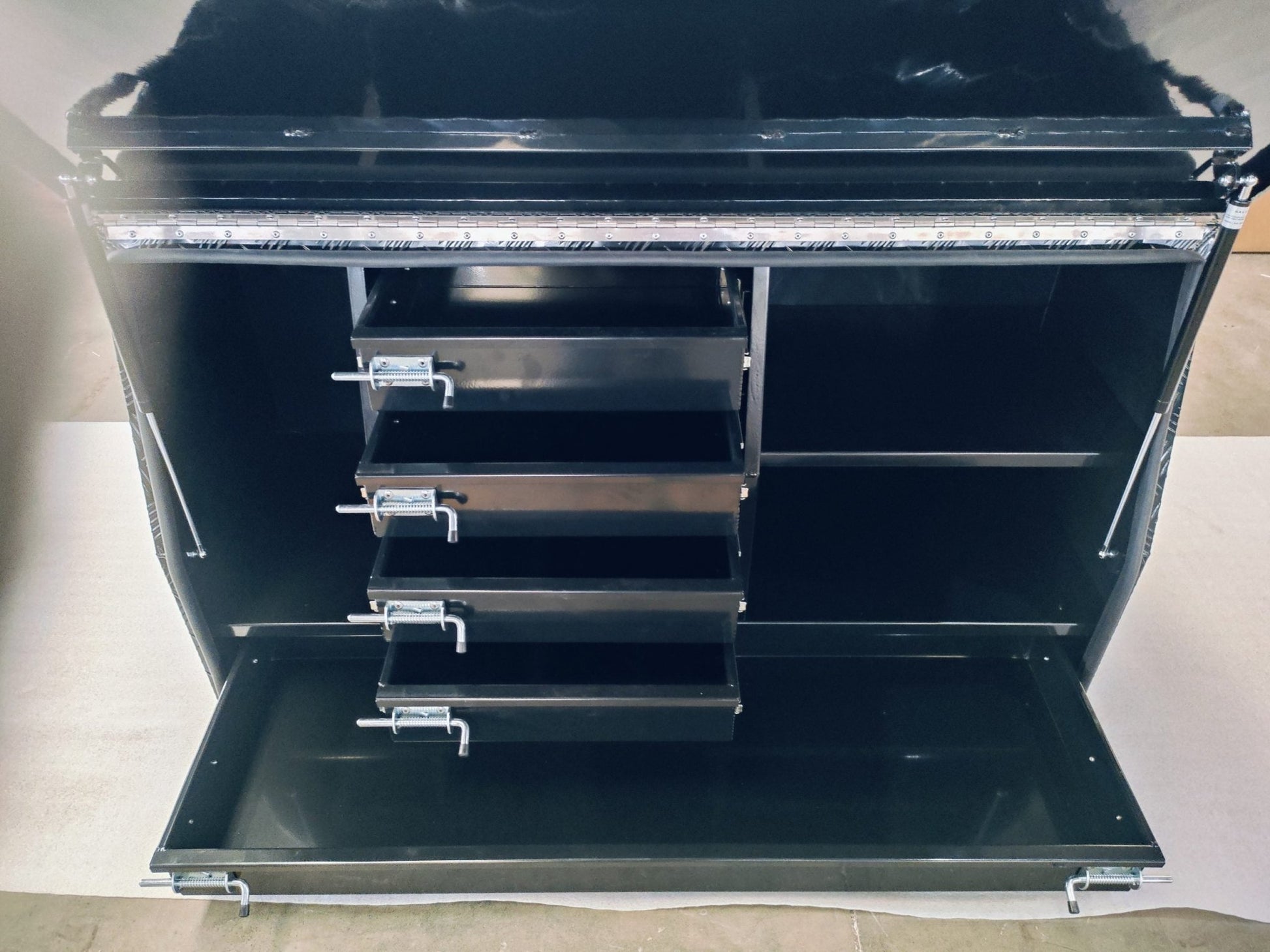 “Heavy-duty aluminum tool box with 5 lockable drawers”
• “Open lid tool box with gas strut lift and storage drawers”
• “Silver checker plate tool storage for trucks or trailers”