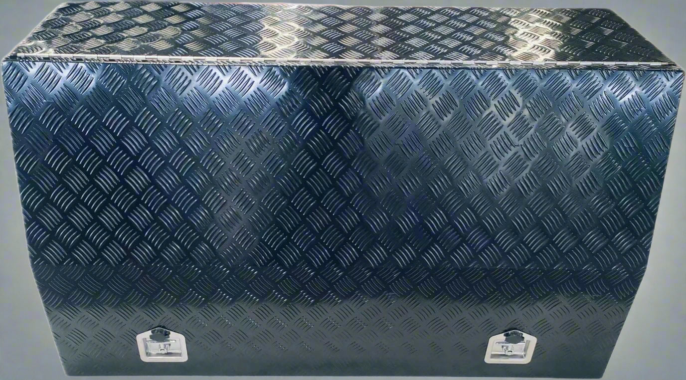 “Heavy-duty aluminum tool box with 5 lockable drawers”
• “Open lid tool box with gas strut lift and storage drawers”
• “Silver checker plate tool storage for trucks or trailers”