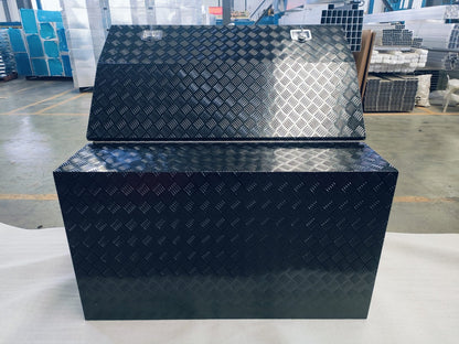 “Heavy-duty aluminum tool box with 5 lockable drawers”
• “Open lid tool box with gas strut lift and storage drawers”
• “Silver checker plate tool storage for trucks or trailers”