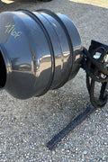 Side view of skid steer concrete mixer attachment

Heavy-duty hydraulic concrete mixer drum

Skid steer attachment with 17” concrete mixing barrel

Cement mixer for skid steer CMR1165V model