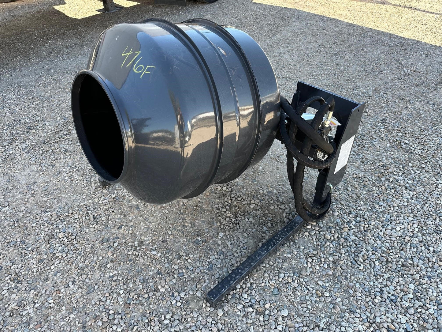 Side view of skid steer concrete mixer attachment

Heavy-duty hydraulic concrete mixer drum

Skid steer attachment with 17” concrete mixing barrel

Cement mixer for skid steer CMR1165V model